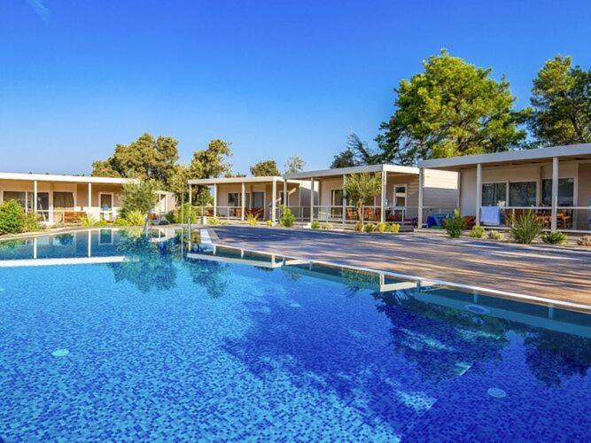 Mobile Home Mediteran Superior By The Pool In Caravan Park Strasko, 노바야 외부 사진