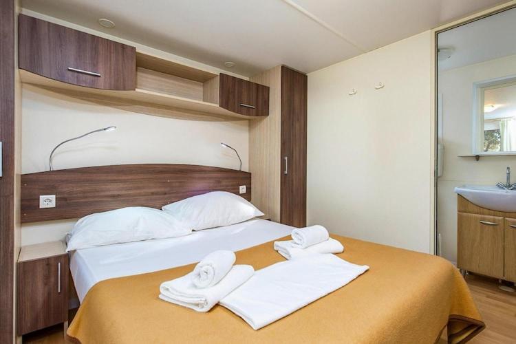 Mobile Home Mediteran Superior By The Pool In Caravan Park Strasko, 노바야 외부 사진