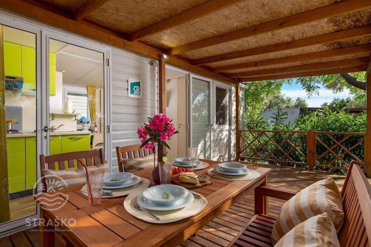 Mobile Home Mediteran Superior By The Pool In Caravan Park Strasko, 노바야 외부 사진