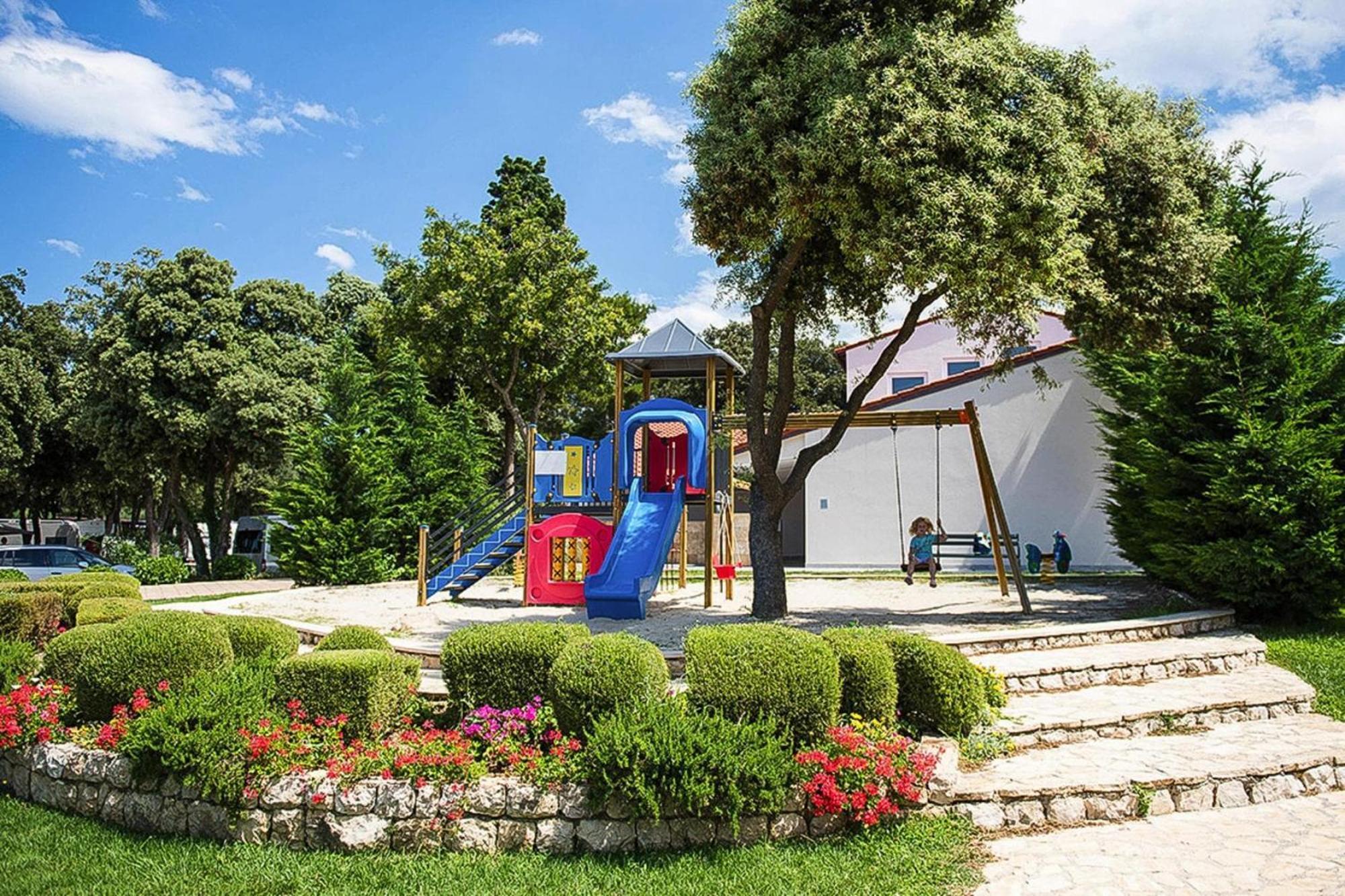 Mobile Home Mediteran Superior By The Pool In Caravan Park Strasko, 노바야 외부 사진